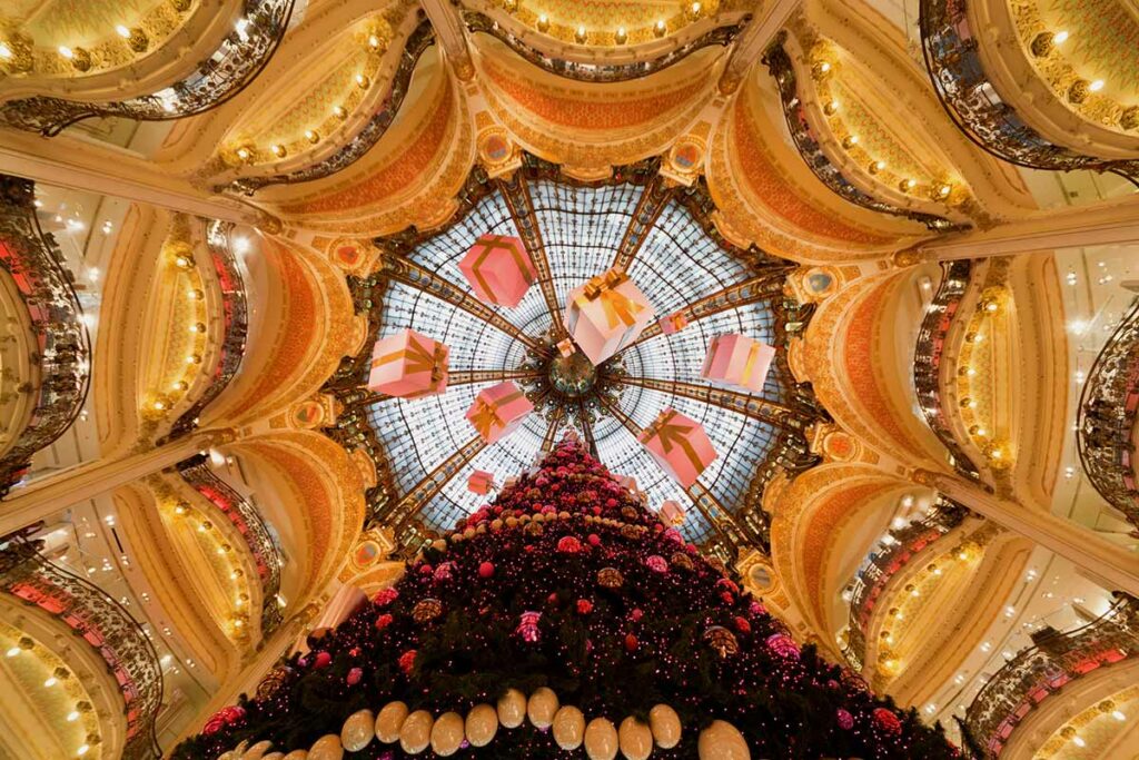 PARIS - 30 DECEMBRE : L'arbre de Noël des Galeries Lafayette, vue de dessous, 30 décembre 2009, Paris, France. Les Galeries Lafayette sont le bâtiment le plus visité de Paris après la Tour Eiffel.
