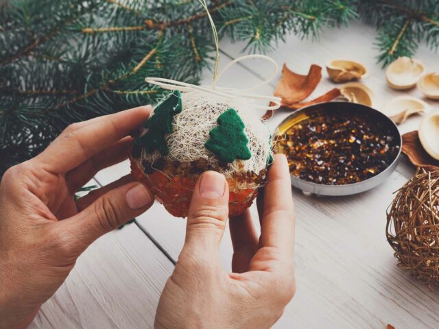 Fabriquer ses boules de Noël DIY en famille : idées créatives et écoresponsables