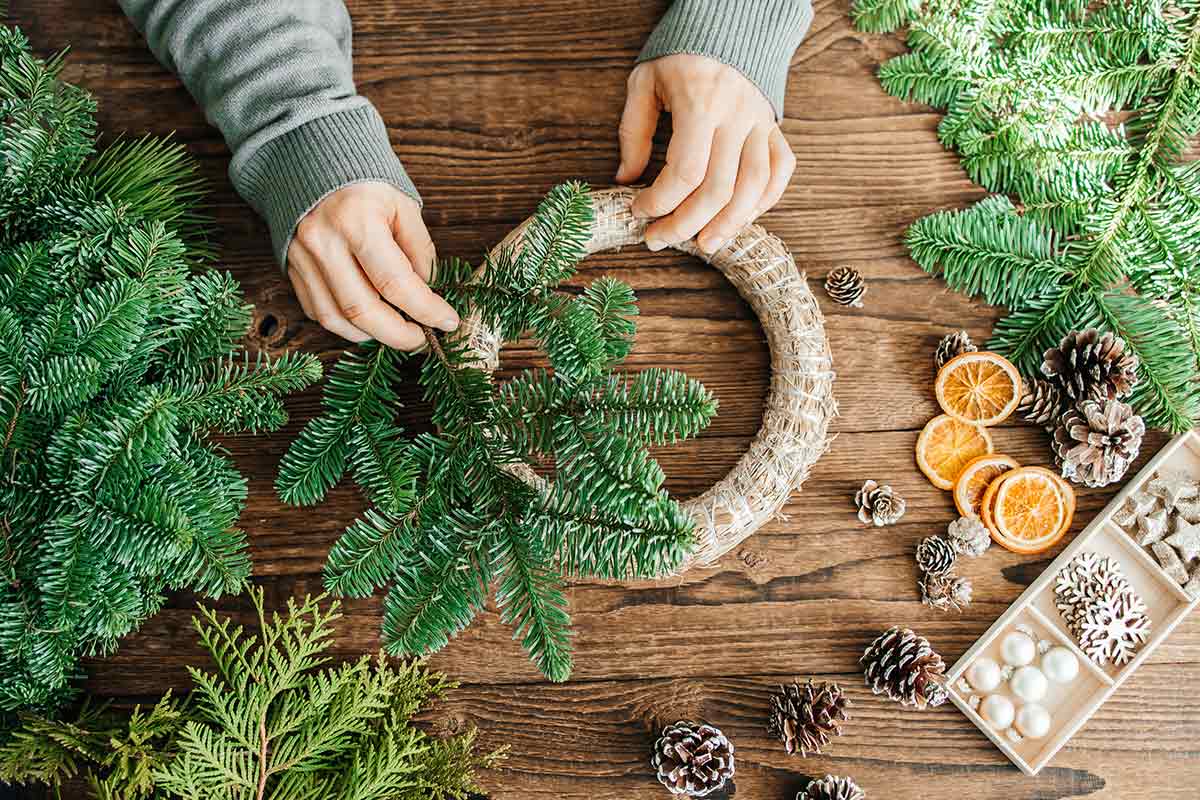 Décorations de Noël fabriquées à partir de matériaux recyclés et naturels