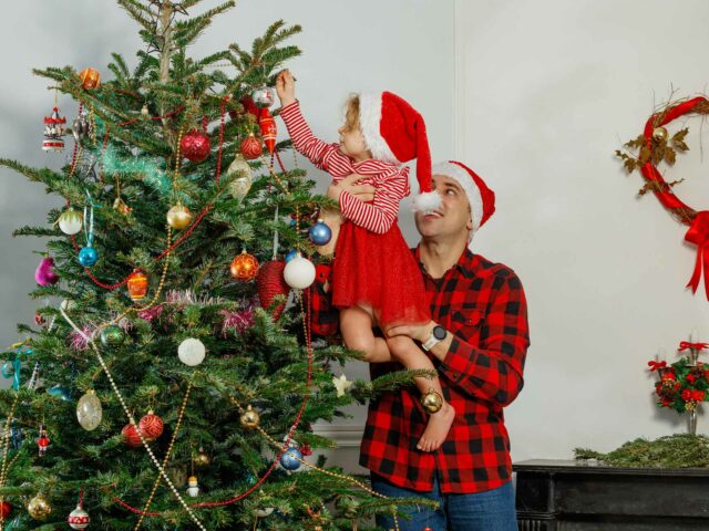 Où installer son sapin de Noël ? Le guide complet (Salon, Entrée, Extérieur…)